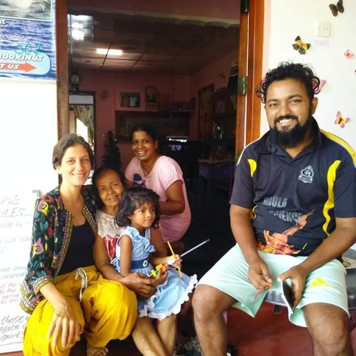 Thevindu Guest & Redmud Resturent Banduramulla 外观 照片