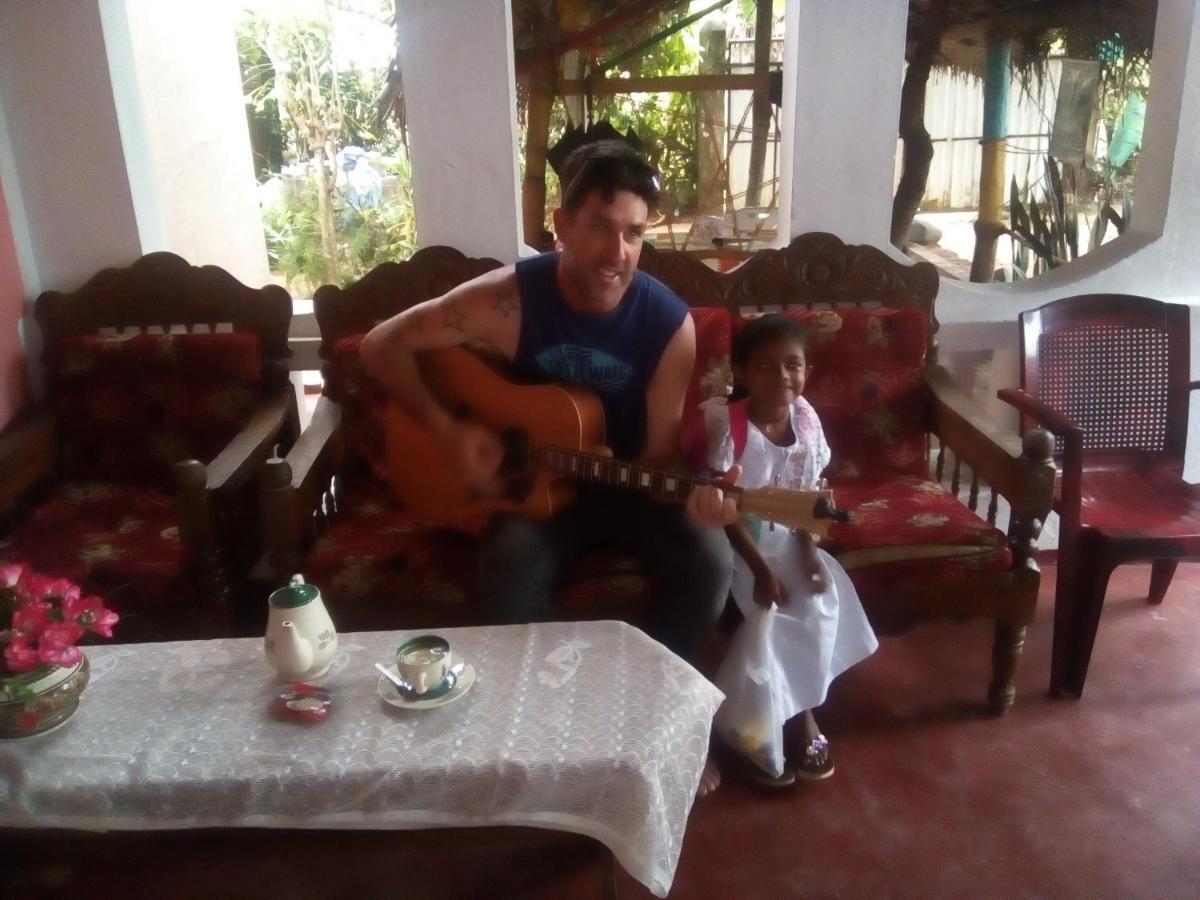 Thevindu Guest & Redmud Resturent Banduramulla 外观 照片