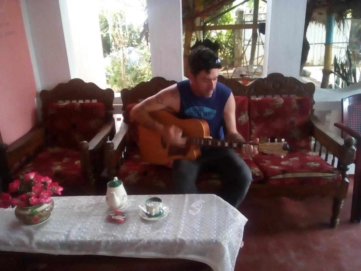 Thevindu Guest & Redmud Resturent Banduramulla 外观 照片